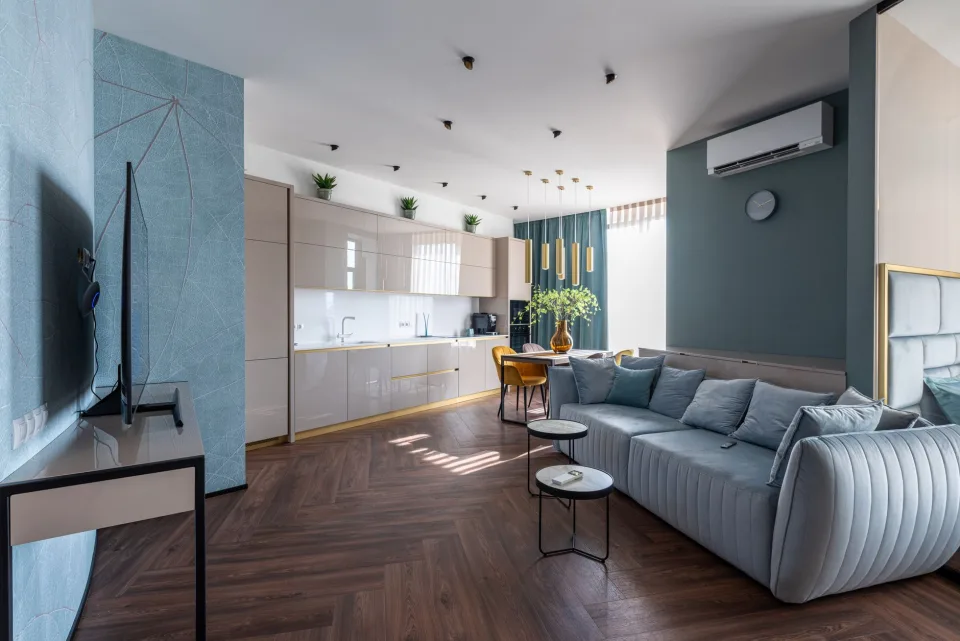 Quạt và bàn ủi xếp ngay ngắn